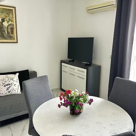 Apartment Mary & Pool Trogir