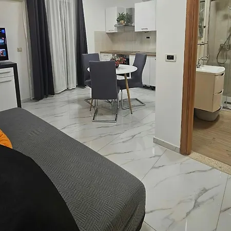 Mary & Pool Apartment
