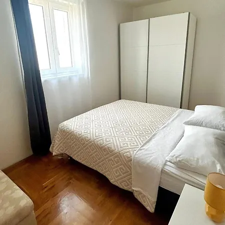 Mary & Pool Apartment