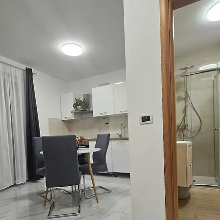 Mary & Pool Apartment *