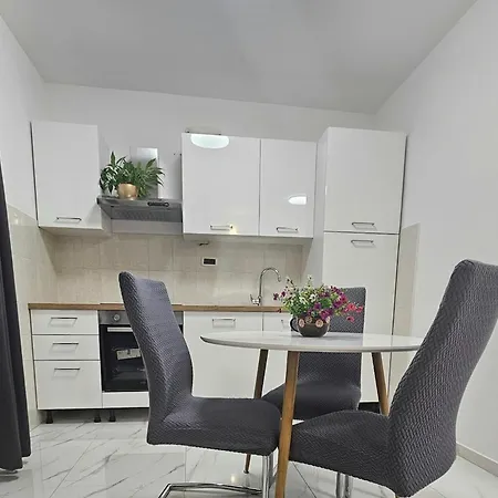Mary & Pool Apartment *