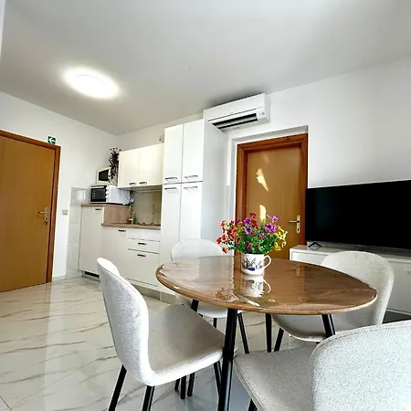Mary & Pool Apartment *