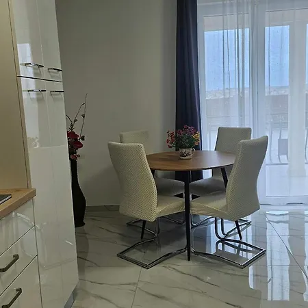 Mary & Pool Apartment *