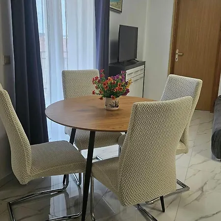 Mary & Pool Apartment *