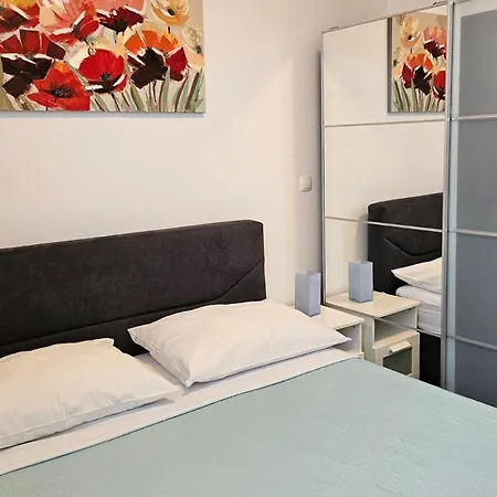 Mary & Pool Apartment *