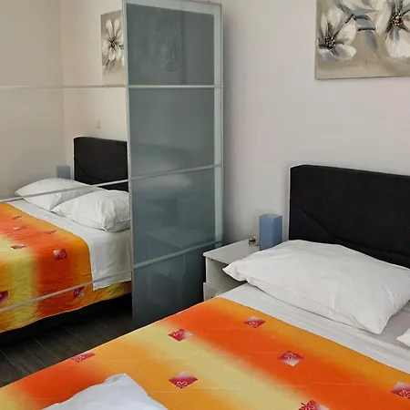 Mary & Pool Apartment *