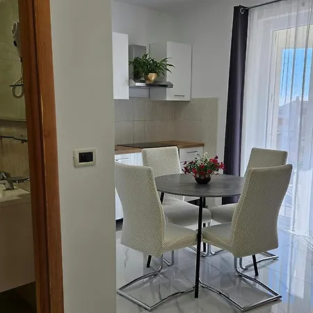 Mary & Pool Apartment Trogir