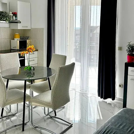 Mary & Pool Apartment