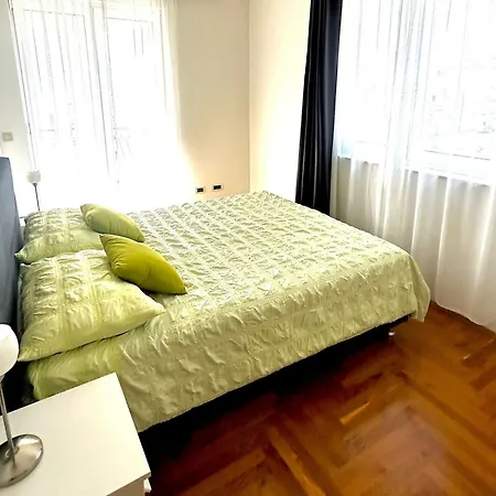 Mary & Pool Apartment *