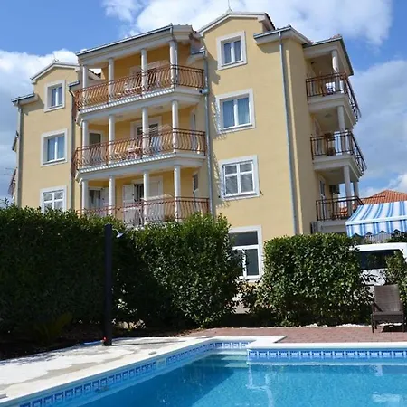 Mary & Pool Apartment *
