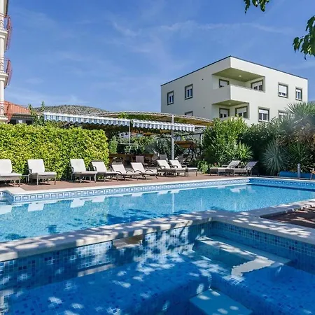 Mary & Pool Apartment *