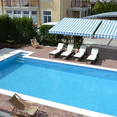 Mary & Pool Apartment *
